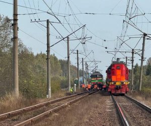 ЧП в России: сошли с рельсов два тепловоза, машинист погиб