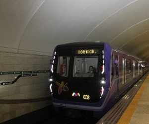 Бакинское метро перевезло около 900 тысяч пассажиров в первый день учебного года