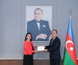 Fransanın yeni səfiri etimadnaməsinin surətini Ceyhun Bayramova təqdim edib