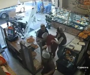 İnək şirniyyat mağazasına hücum çəkib, yaralı var - Video