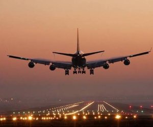 Londona uçan təyyarə Bakıya eniş edib