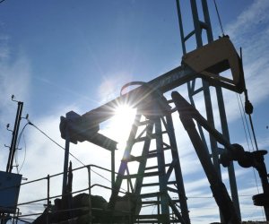 Oil gains as tension flares in Europe, Middle East