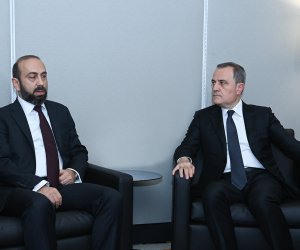 Bayramovla Mirzoyan görüşüb