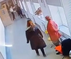 Lənkəranda direktor müavini şagirdi və xadiməni döyüb - Video