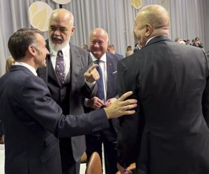 Makron Azərbaycan və Ermənistanı sülh bəyannaməsinin paraflanmasına görə təbrik edib
