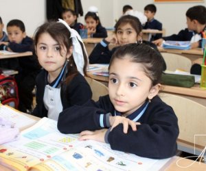 Müəllim 45 dəqiqəni iki sinfə bölür — mütəxəssislər narazı, nazirlik isə razıdır