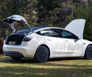 "Tesla" ən ucuz elektromobillərini buraxıb