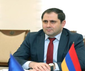Ermənistanın müdafiə naziri ABŞ-yə səfər edib