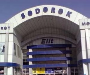 Столкновение в бакинском ТЦ «Садарак» после демонтажа рекламных щитов