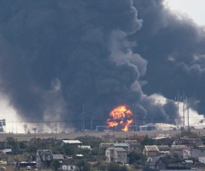 Украинцы выжигают крымский нефтезавод