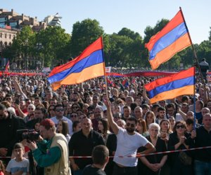 Армяне вышли за Карапетяна и владыку Мкртыча