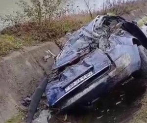 В Гусаре автомобиль упал в канал, есть пострадавшие