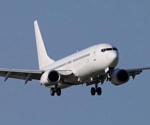 ABŞ-də "Boeing 737" təyyarəsi ön şüşəsi çatladığından məcburi eniş edib