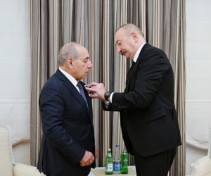 İlham Əliyev Yaqub Eyyubova “İstiqlal” ordenini təqdim edib