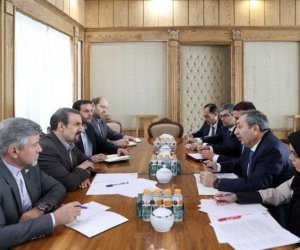 Халафов встретился с советником Пезешкиана