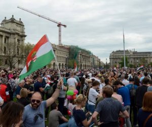 Сторонники и противники Орбана высыпали на улицы