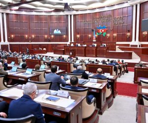 
Milli Məclisin iclası başlayıb