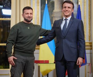 Макрон пообещал Украине зенитки и истребители
