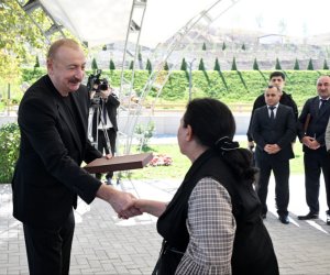 Президент Ильхам Алиев вручил ключи от квартир жителям села Хоровлу Джабраильского района Президент Ильхам Алиев вручил ключи от квартир жителям села Хоровлу Джабраильского района