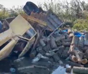 Ucarda odunla dolu yük maşını aşıb - Xəsarət alanlar var Ucarda odunla dolu yük maşını aşıb - Xəsarət alanlar var