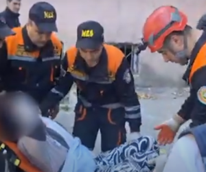 Bağlı qapı arxasında köməksiz vəziyyətdə qalan şəxs xilas edilib - Video Bağlı qapı arxasında köməksiz vəziyyətdə qalan şəxs xilas edilib - Video