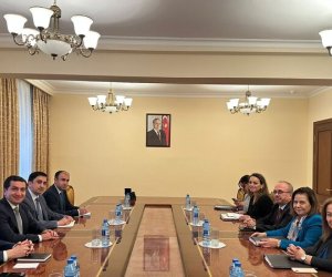 Türkiyəli nazir müavini Hikmət Hacıyev və Xələf Xələfovla görüşüb Türkiyəli nazir müavini Hikmət Hacıyev və Xələf Xələfovla görüşüb