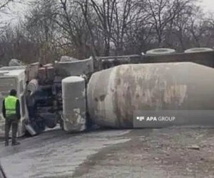 Ağdərədə betonqarışdıran maşın aşıb, sürücü ölüb Ağdərədə betonqarışdıran maşın aşıb, sürücü ölüb