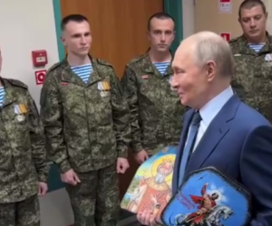 Путин посетил военный госпиталь имени Мандрыка с иконами Путин посетил военный госпиталь имени Мандрыка с иконами