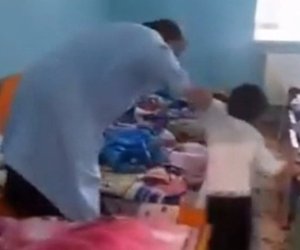 Bağçada uşağa şiddət göstərən müəllim işdən azad olunub - Video