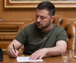 Зеленский продлил военное положение в Украине