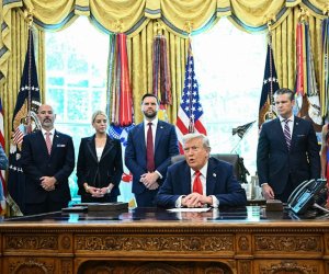 Команда Трампа переезжает на военные базы Команда Трампа переезжает на военные базы