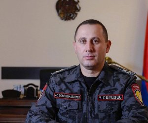 Ermənistan Polis Qoşunlarının komandanı vəzifəsindən azad edilib 
Ermənistan Polis Qoşunlarının komandanı vəzifəsindən azad edilib