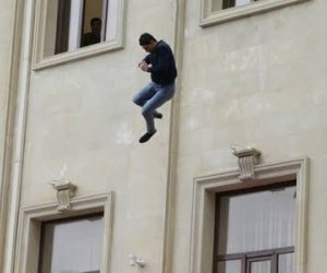 Abşeronda 19 yaşlı gənc 12-ci mərtəbədən yıxılaraq ölüb