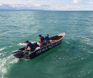 В Каспийском море спасены трое в лодке