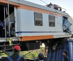 Hindistanda yük və sərnişin qatarları toqquşub, ölən və yaralananlar var