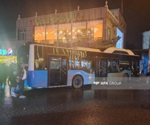 Biləcəridə sərnişin avtobusu iki minik avtomobili ilə toqquşub