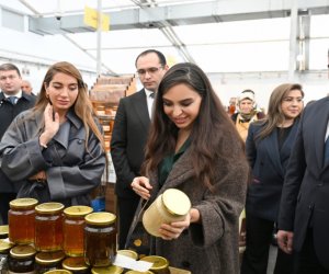 Leyla Əliyeva və Arzu Əliyeva arıçılıq məhsullarının sərgi-satış yarmarkasını ziyarət ediblər