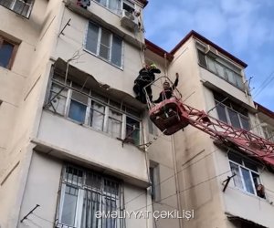 Bakıda binada köməksiz vəziyyətdə qalan şəxs xilas edilib - Video