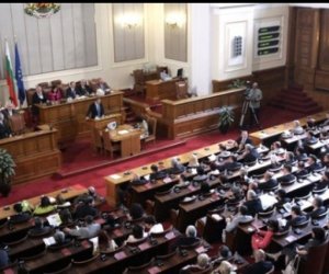 Парламент Болгарии отменил запрет президента на продажу «Лукойла»