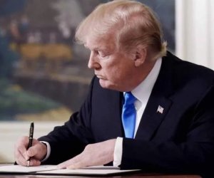 Tramp İrana qarşı sanksiyaların müddətini bir il artırıb