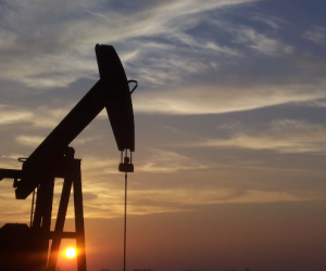 Цена азербайджанской нефти опустилась ниже 65 долларов