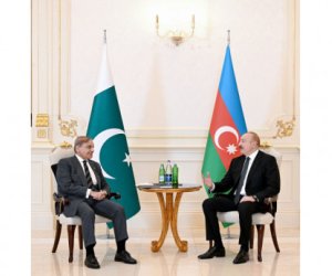 İlham Əliyevin Pakistanın Baş naziri ilə məhdud tərkibdə görüşü olub