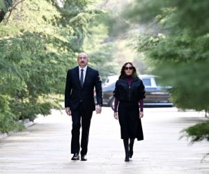 Prezident və birinci xanım Heydər Əliyevin məzarını ziyarət ediblər