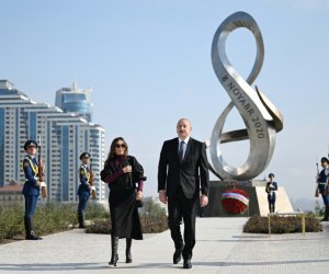 Алиевы на Аллее почетного захоронения и в Музее Победы