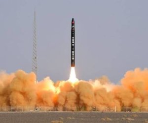 Китайские ракеты вывели на орбиту две группы экспериментальных спутников