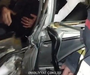 Maşında sıxılı vəziyyətdə qalan sürücü xilas edilib - Video