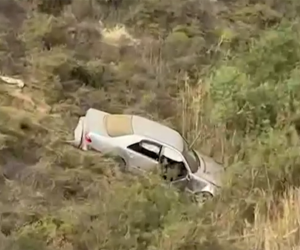 Bakıda maşın dərəyə aşıb ,sürücü ölüb - Video