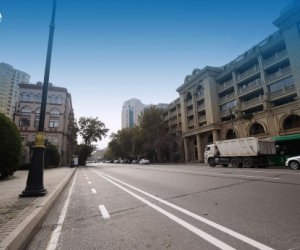 İnşaatçılar prospektində mikromobillik zolağı təşkil edilir