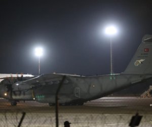 Türkiyə hərbçilərinin cənazələri olan təyyarə Tbilisidən Ankaraya çatıb - Yenilənib