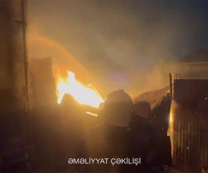 В Баку горел жилой дом
